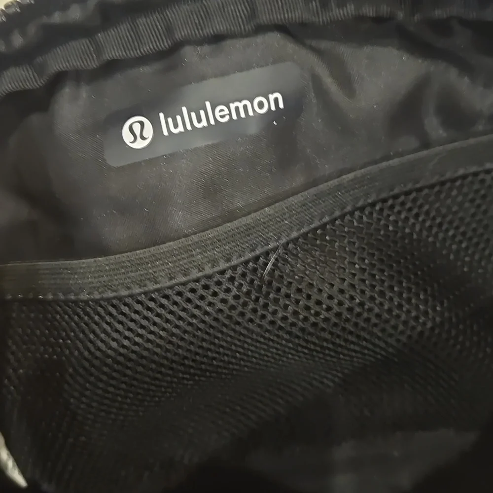 Lululemon Black Everywhere Belt Bag - Picture 5 of 11